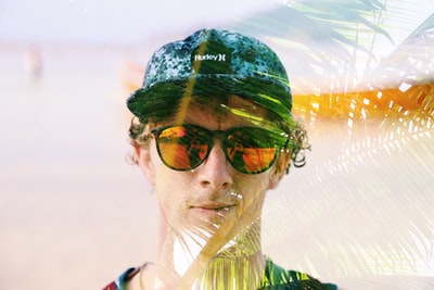 戴黑框太阳镜的男子